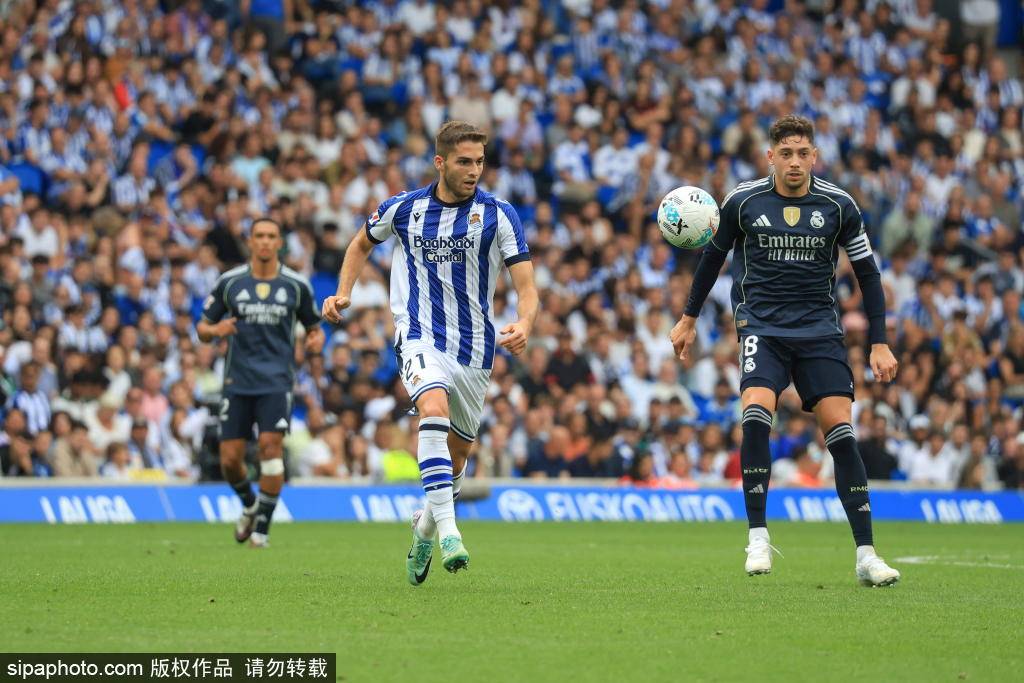 维尼修斯闪耀全场！西甲官方评选皇马4-1莱万特最佳球员背后的战术秘密